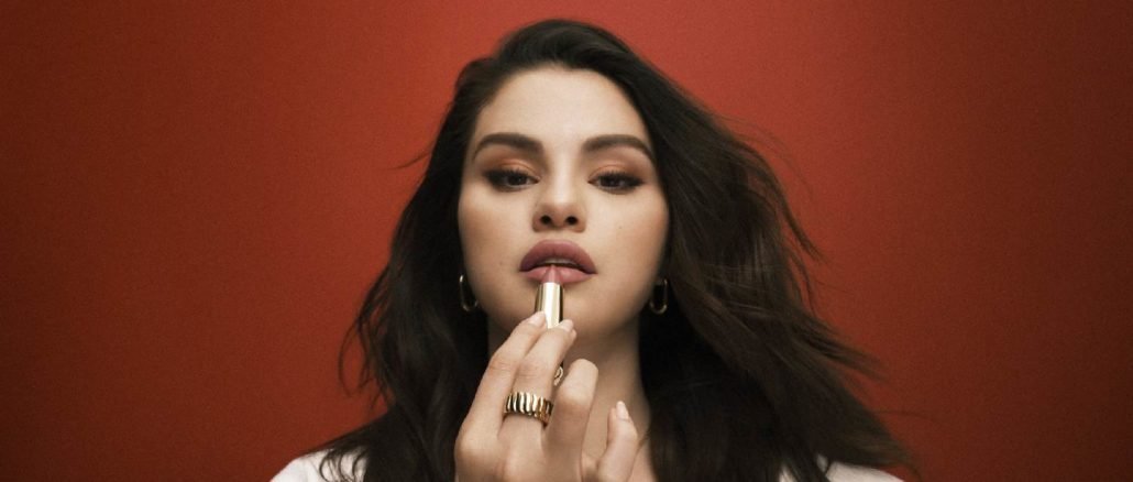 Rare Beauty, de Selena Gomez, chega ao Brasil com portfólio completo