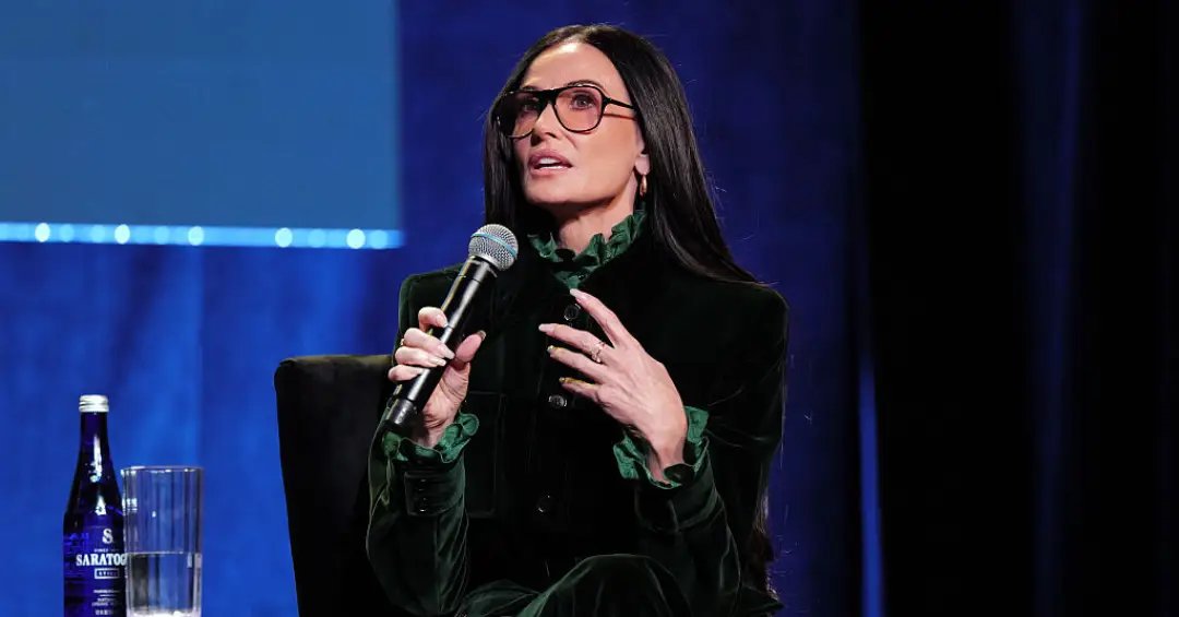 Minimalismo e maximalismo juntos? Demi Moore mostra que dá…
