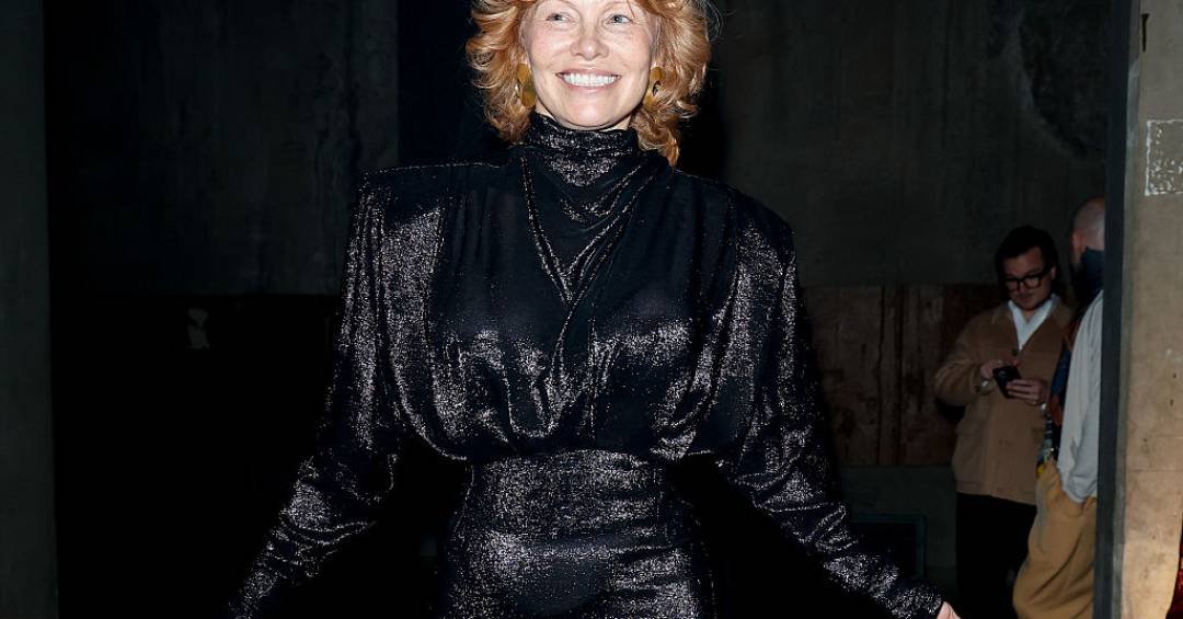 Por que Pamela Anderson pintou o cabelo de ruivo?