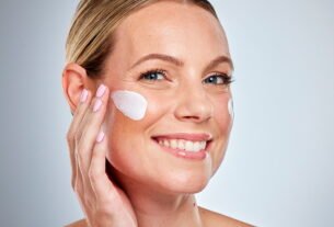 mulher aplicando collagen no rosto