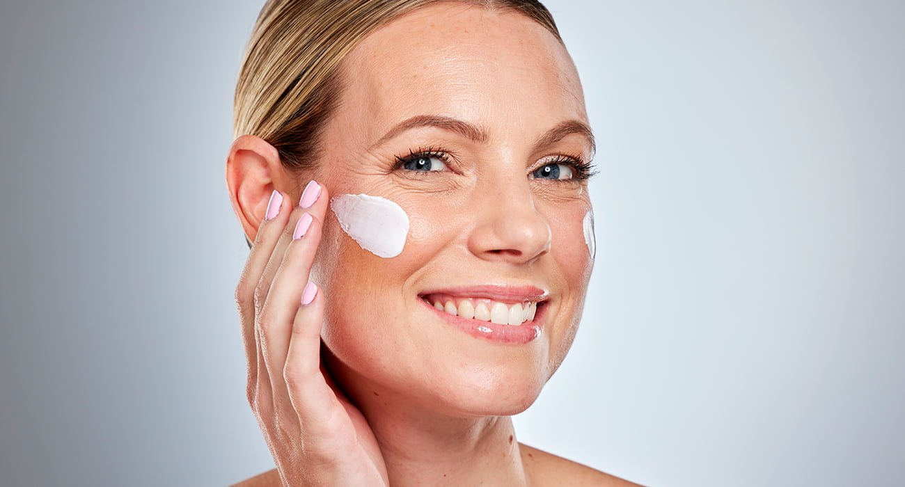 mulher aplicando collagen no rosto