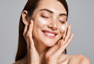 mulher aplicando retinal no rosto