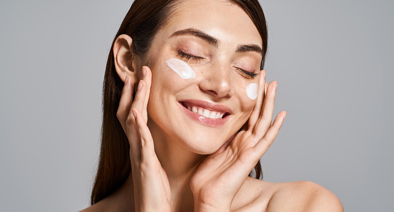 mulher aplicando retinal no rosto