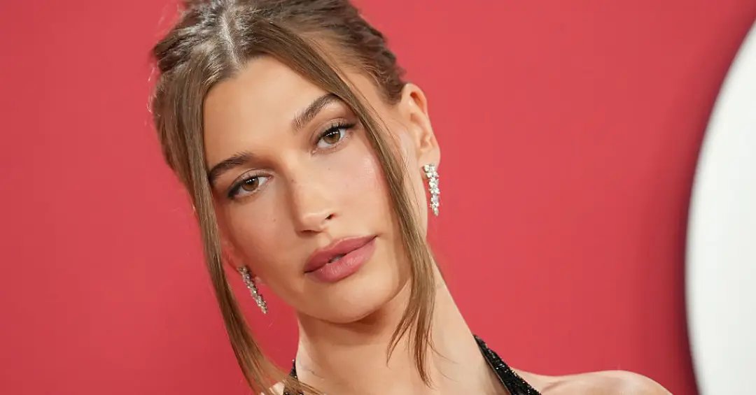 Não ao botox e sangue: Hailey Bieber revela o que realmente faz para manter a pele impecável