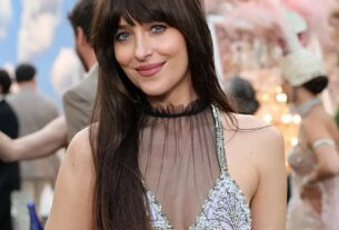O que a franja e a beleza de Dakota Johnson têm a ver com martínis?