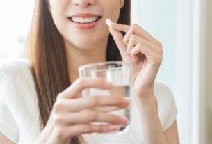 mulher tomando suplemento para cabelo