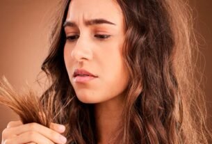 mulher olhando para as pontas do cabelo danificado