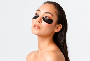 mulher asiática usando eye patches, um dos passos do skincare coreano