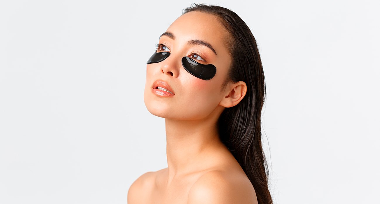 mulher asiática usando eye patches, um dos passos do skincare coreano