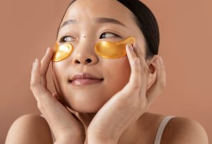 vista-frontal-mulher-fazendo-skincare-coreano